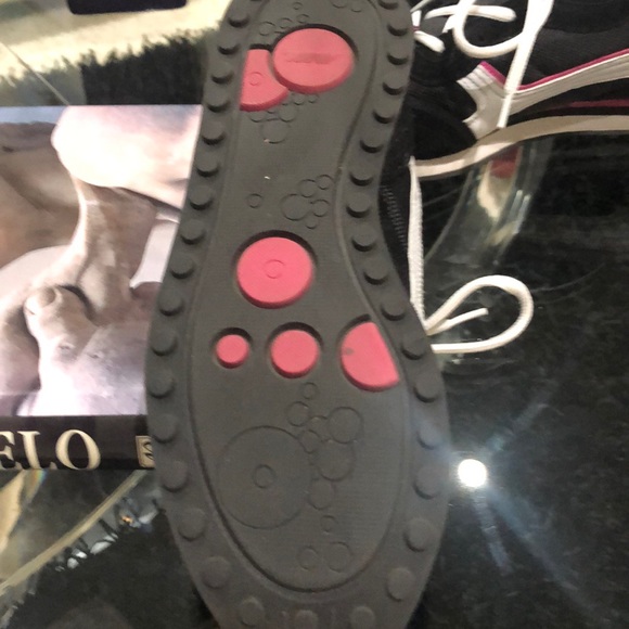 SZ 8.5 Black White Sneakers - Picture 3 of 6